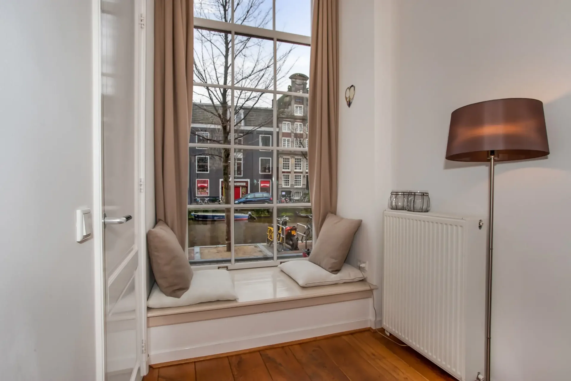 Foto van de Appartement gelegen aan de Oudezijds Voorburgwal in Amsterdam