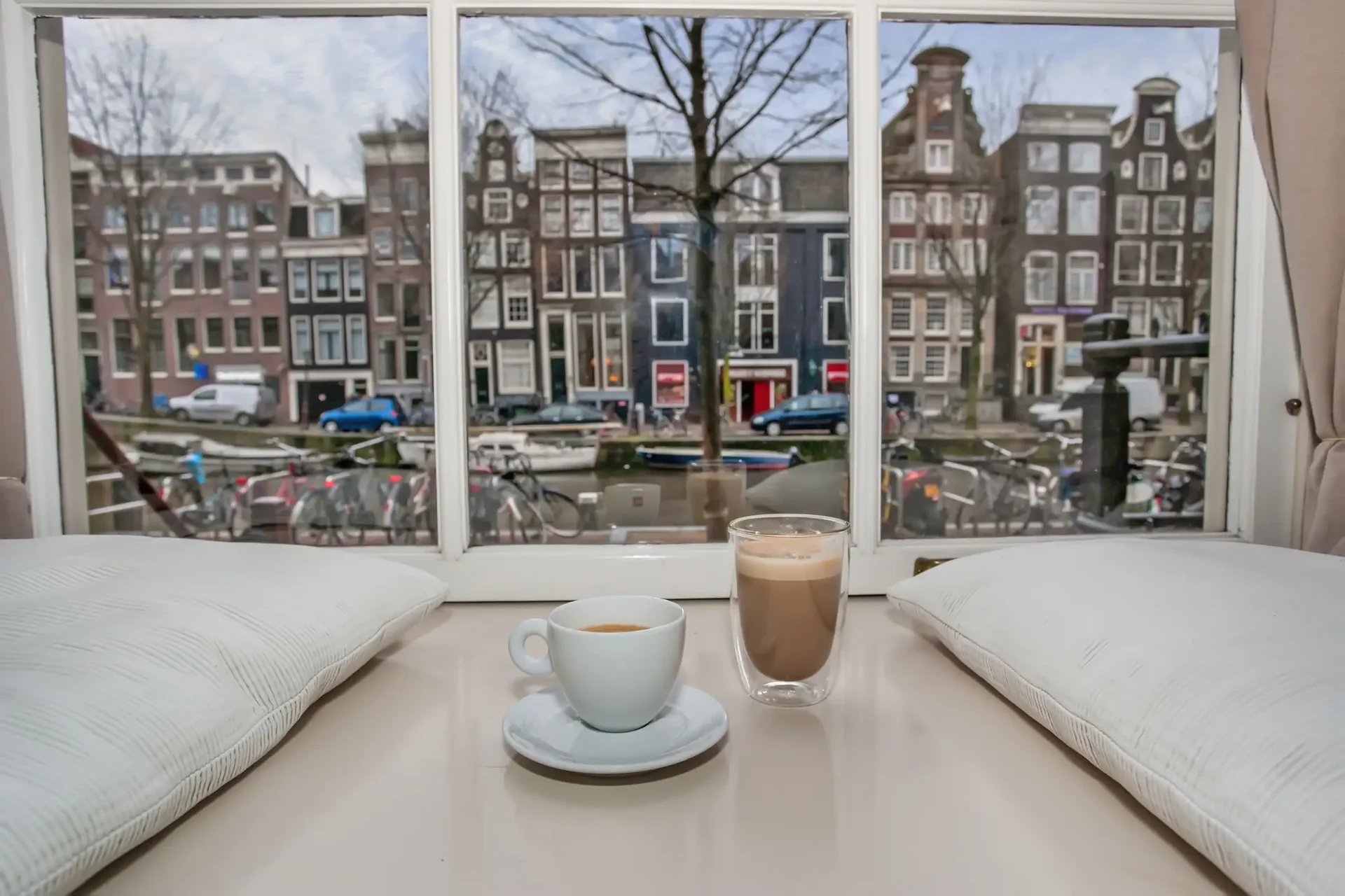Foto van de Appartement gelegen aan de Oudezijds Voorburgwal in Amsterdam