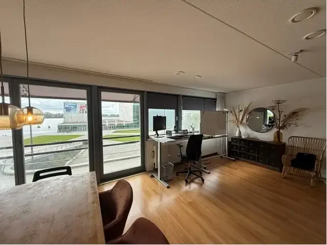 geblurde versie van de foto als achtergrond