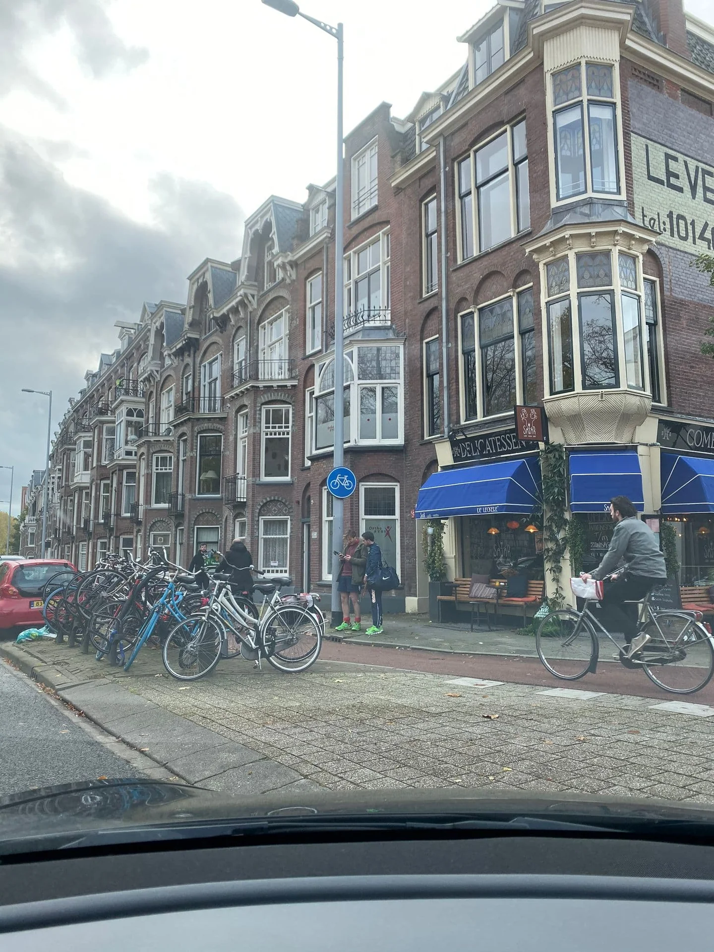 geblurde versie van de foto als achtergrond