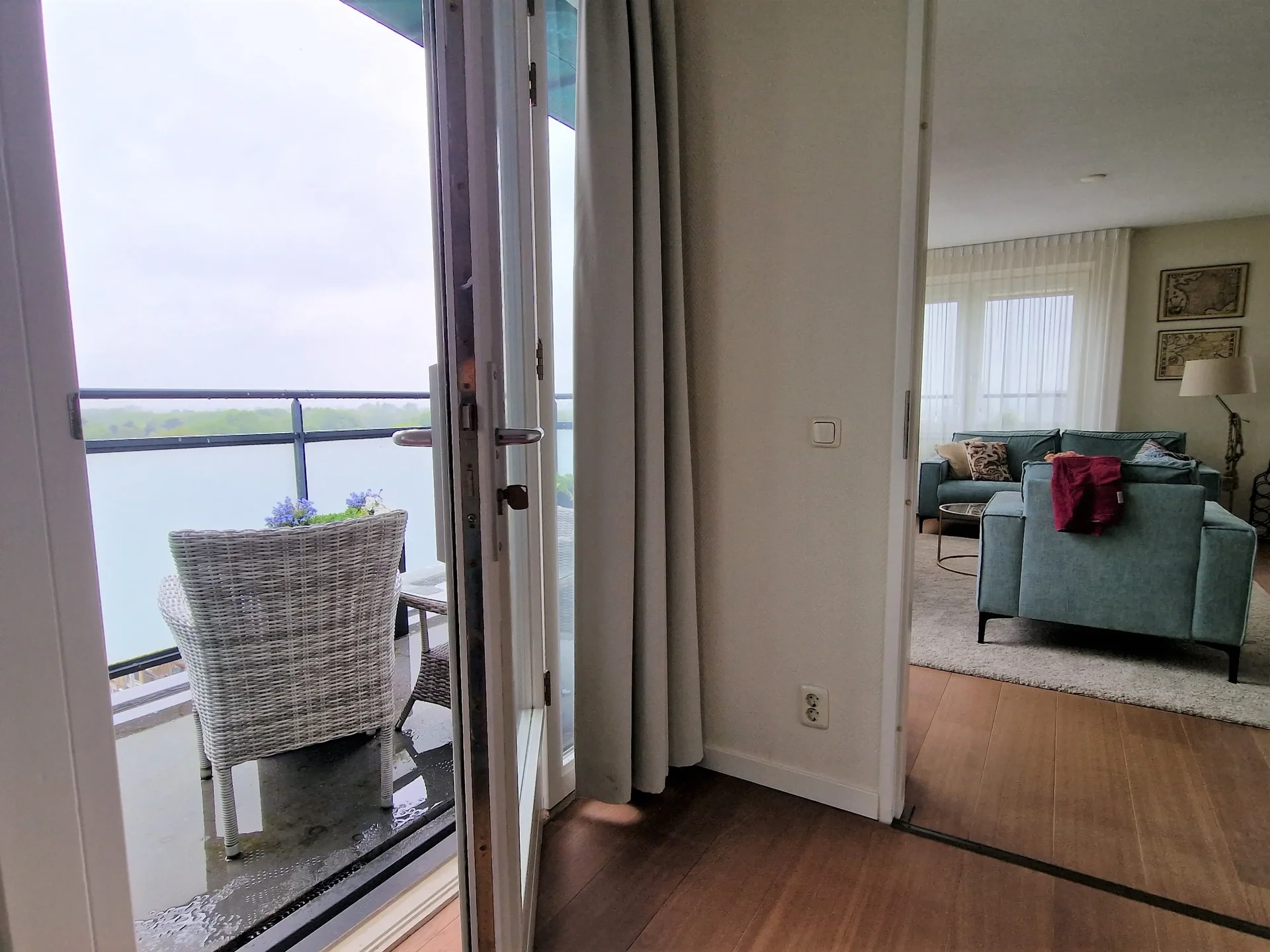 geblurde versie van de foto als achtergrond