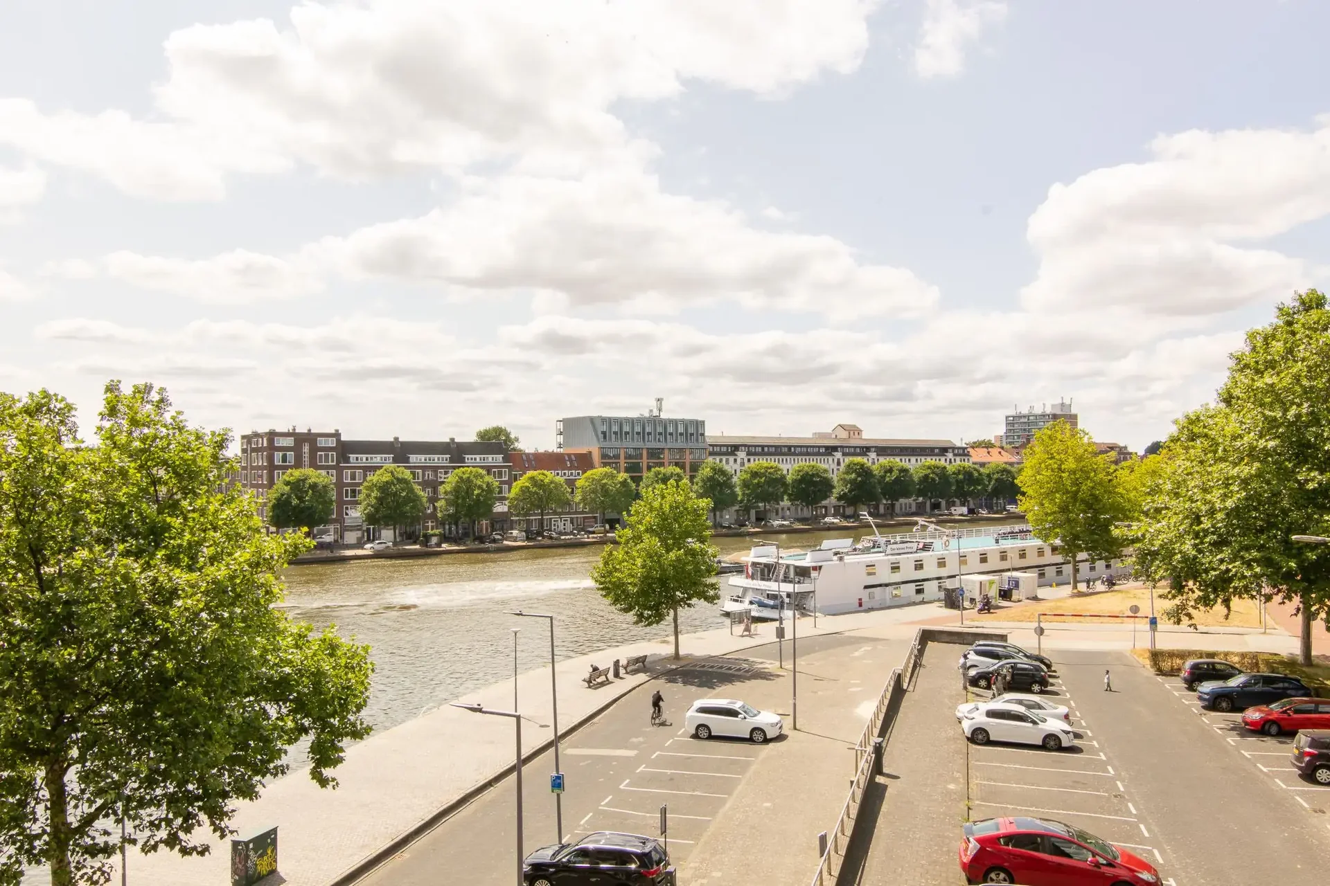 geblurde versie van de foto als achtergrond
