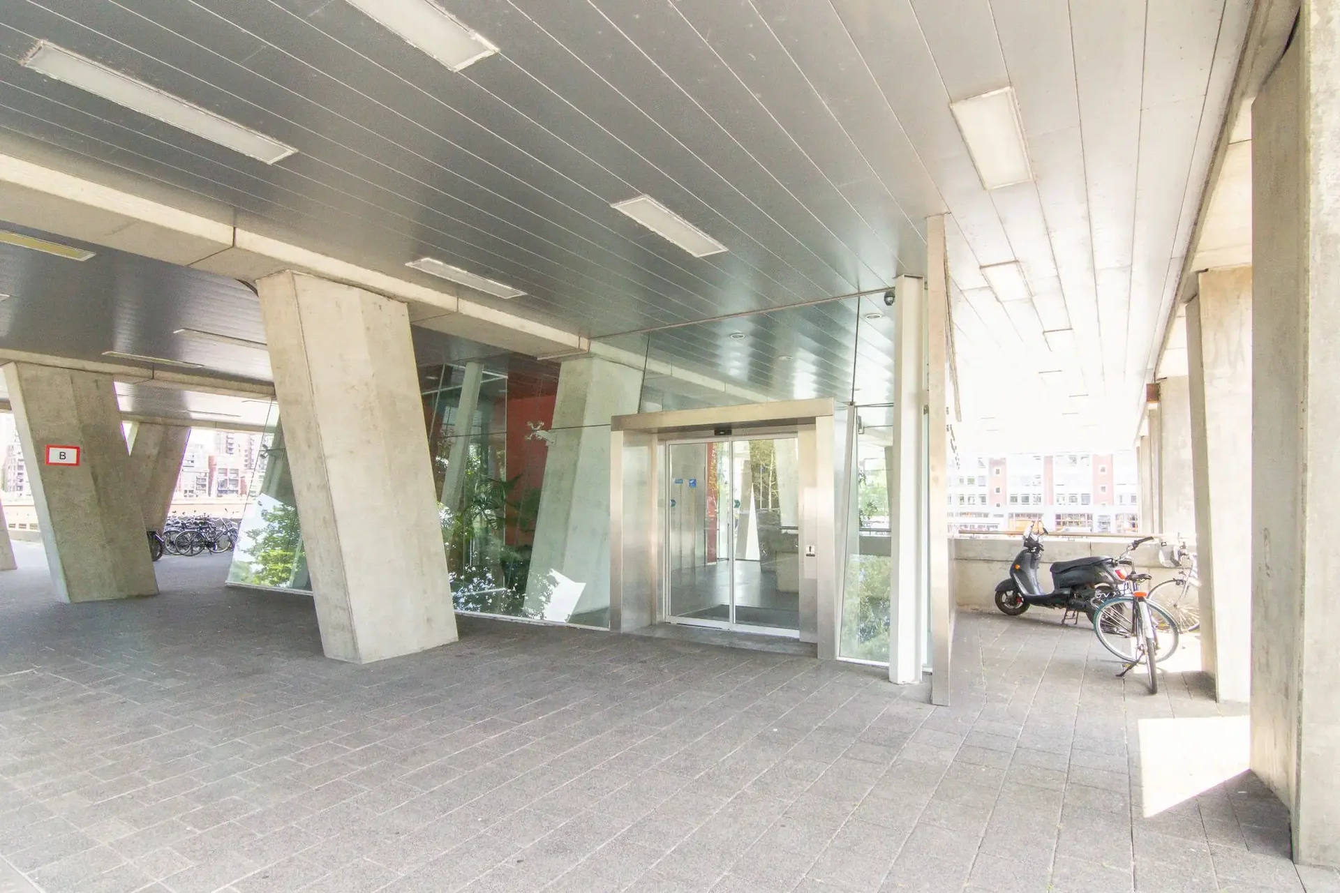 geblurde versie van de foto als achtergrond
