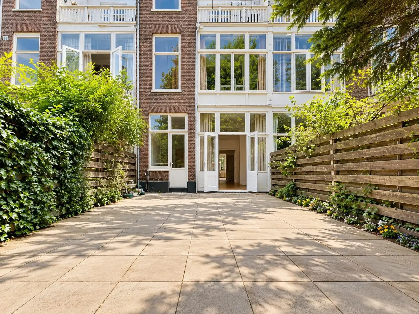 geblurde versie van de foto als achtergrond