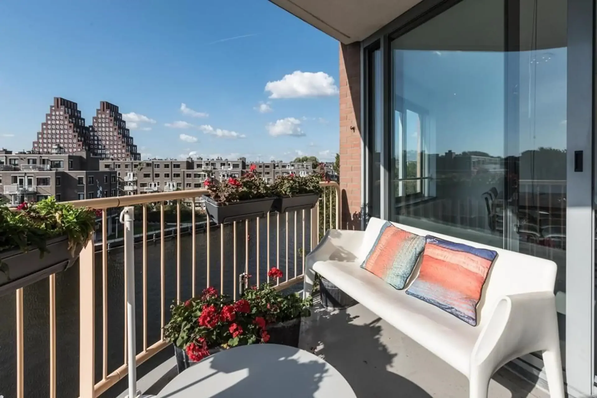 geblurde versie van de foto als achtergrond