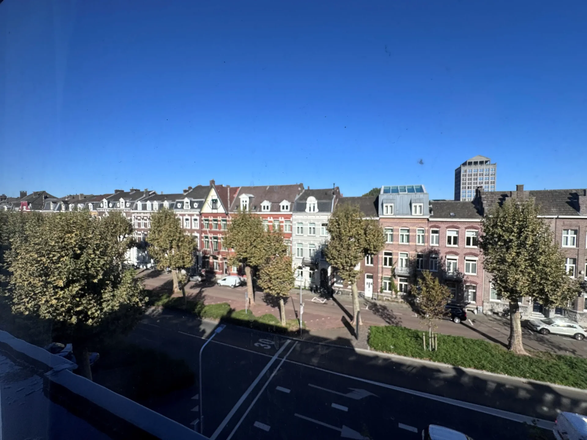 geblurde versie van de foto als achtergrond