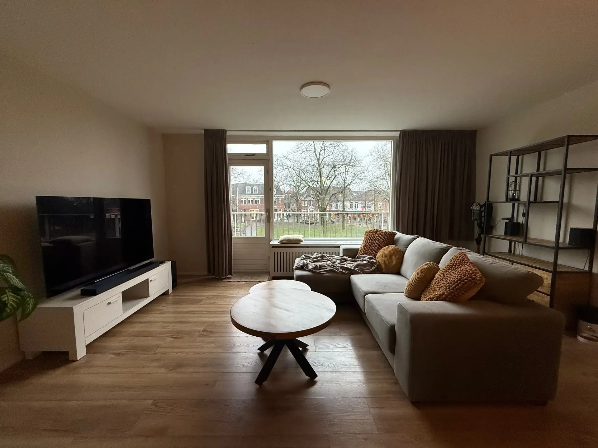geblurde versie van de foto als achtergrond