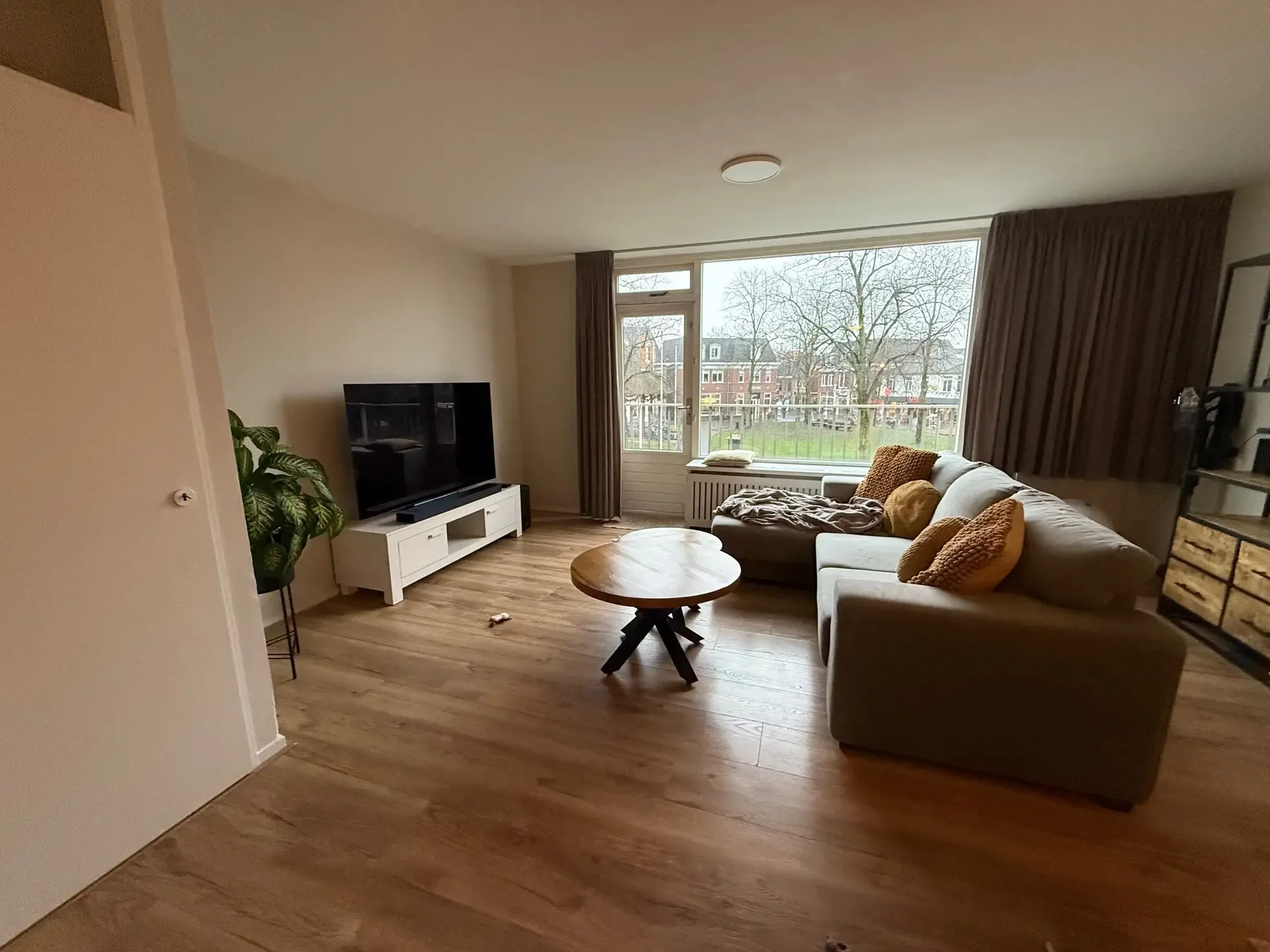 geblurde versie van de foto als achtergrond