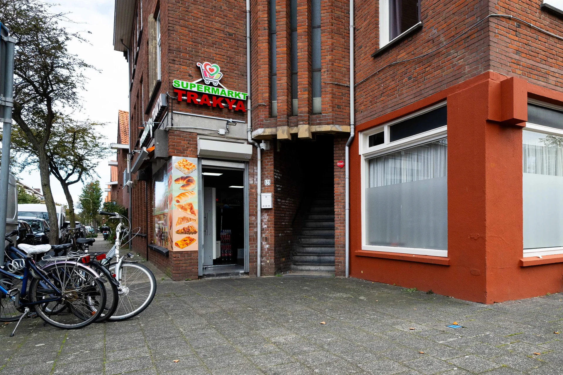 geblurde versie van de foto als achtergrond