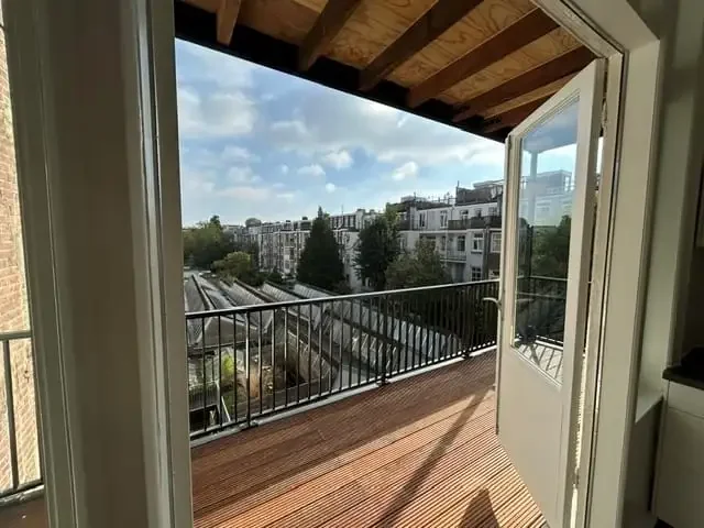 geblurde versie van de foto als achtergrond